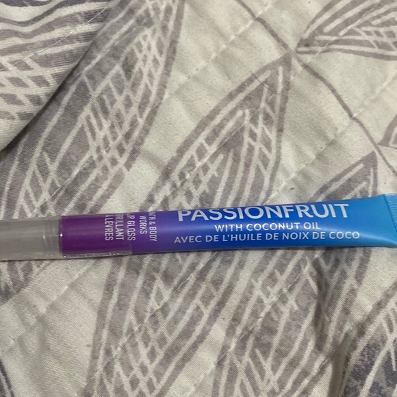 New With Tags Bath And Body Works Passionfruit With Coconut Oil Lip Gloss Tube - Picture 3 of 6